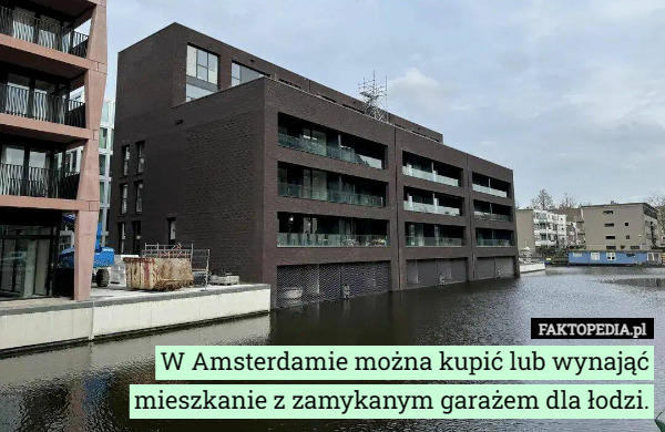 W Amsterdamie można kupić lub wynająć mieszkanie z zamykanym garażem dla łodzi. 