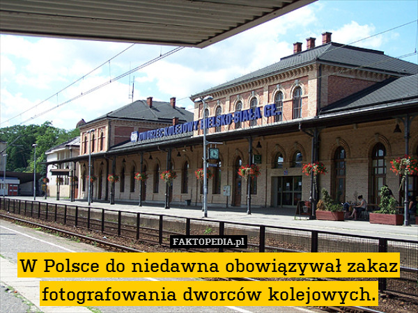 W Polsce do niedawna obowiązywał zakaz fotografowania dworców kolejowych. 