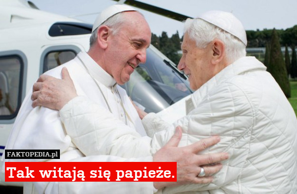 Tak witają się papieże. 