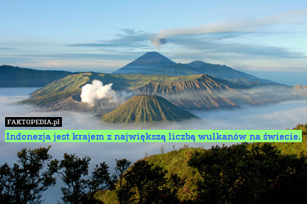 Indonezja jest krajem z największą liczbą wulkanów na świecie. 