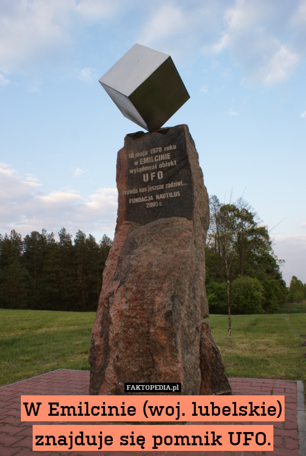 W Emilcinie (woj. lubelskie) znajduje się pomnik UFO. 