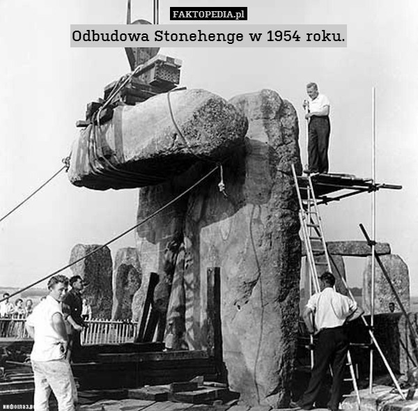 Odbudowa Stonehenge w 1954 roku. 