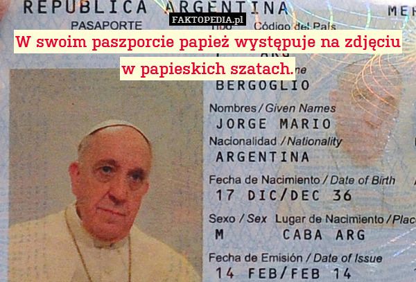 W swoim paszporcie papież występuje na zdjęciu w papieskich szatach. 