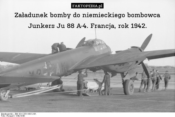 Załadunek bomby do niemieckiego bombowca Junkers Ju 88 A-4. Francja, rok 1942. 