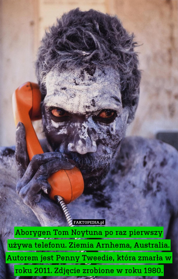 Aborygen Tom Noytuna po raz pierwszy używa telefonu. Ziemia Arnhema, Australia.
Autorem jest Penny Tweedie, która zmarła w roku 2011. Zdjęcie zrobione w roku 1980. 