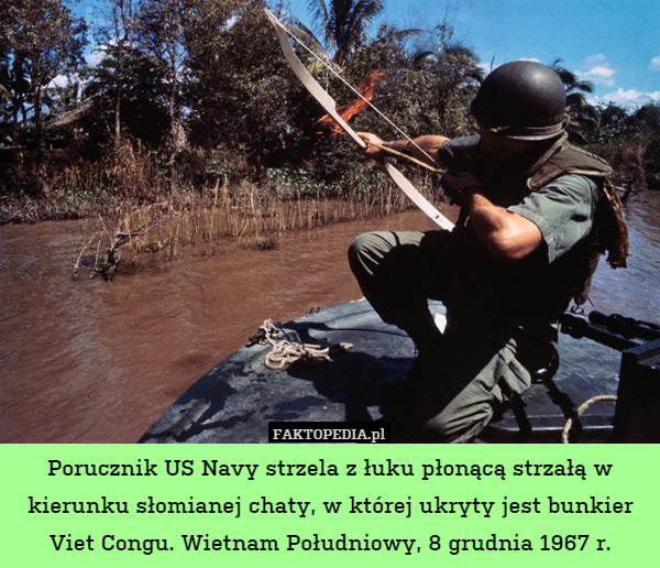Porucznik US Navy strzela z łuku płonącą strzałą w kierunku słomianej chaty, w której ukryty jest bunkier Viet Congu. Wietnam Południowy, 8 grudnia 1967 r. 