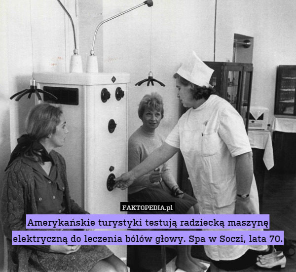 Amerykańskie turystyki testują radziecką maszynę elektryczną do leczenia bólów głowy. Spa w Soczi, lata 70. 