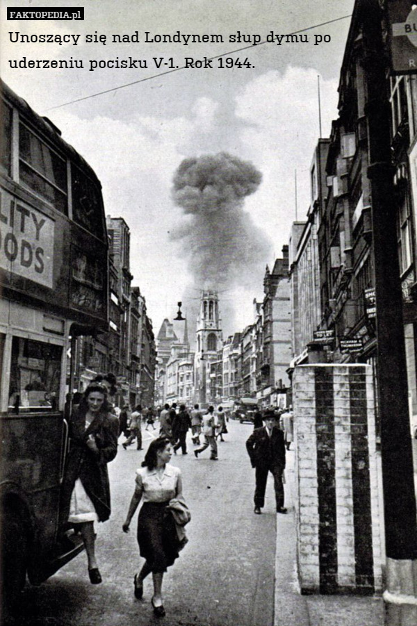 Unoszący się nad Londynem słup dymu po uderzeniu pocisku V-1. Rok 1944. 
