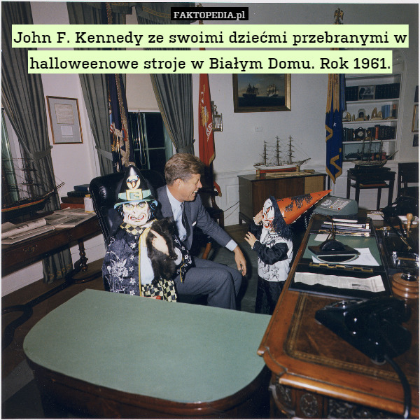 John F. Kennedy ze swoimi dziećmi przebranymi w halloweenowe stroje w Białym Domu. Rok 1961. 