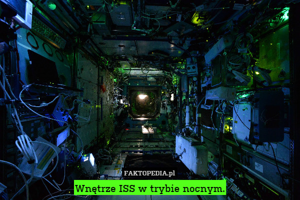 Wnętrze ISS w trybie nocnym. 