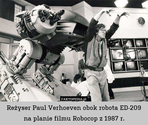 Reżyser Paul Verhoeven obok robota ED-209 na planie filmu Robocop z 1987 r. 