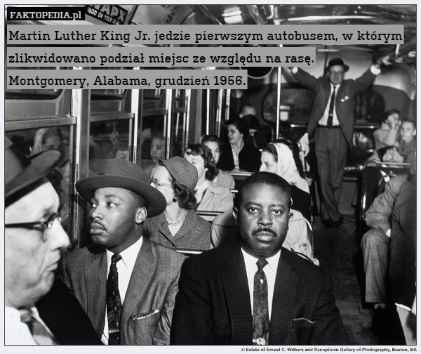 Martin Luther King Jr. jedzie pierwszym autobusem, w którym zlikwidowano podział miejsc ze względu na rasę.
Montgomery, Alabama, grudzień 1956. 