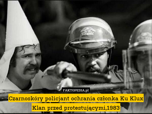 Czarnoskóry policjant ochrania członka Ku Klux Klan przed protestującymi,1983 