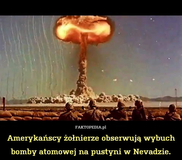 Amerykańscy żołnierze obserwują wybuch bomby atomowej na pustyni w Nevadzie. 