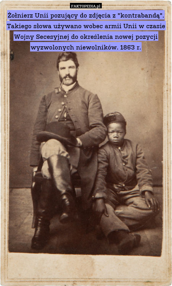 Żołnierz Unii pozujący do zdjęcia z "kontrabandą". Takiego słowa używano wobec armii Unii w czasie Wojny Secesyjnej do określenia nowej pozycji wyzwolonych niewolników. 1863 r. 