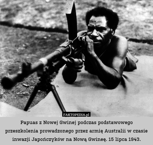 Papuas z Nowej Gwinej podczas podstawowego przeszkolenia prowadzonego przez armię Australii w czasie inwazji Japończyków na Nową Gwineę. 15 lipca 1943. 