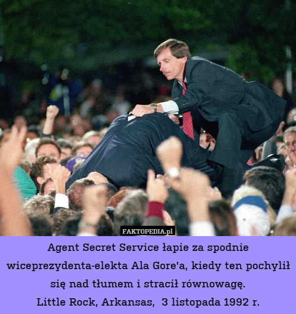 Agent Secret Service łapie za spodnie wiceprezydenta-elekta Ala Gore'a, kiedy ten pochylił się nad tłumem i stracił równowagę.
Little Rock, Arkansas,  3 listopada 1992 r. 