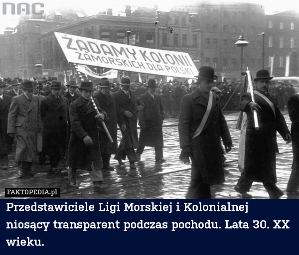 Przedstawiciele Ligi Morskiej i Kolonialnej niosący transparent podczas pochodu. Lata 30. XX wieku. 
