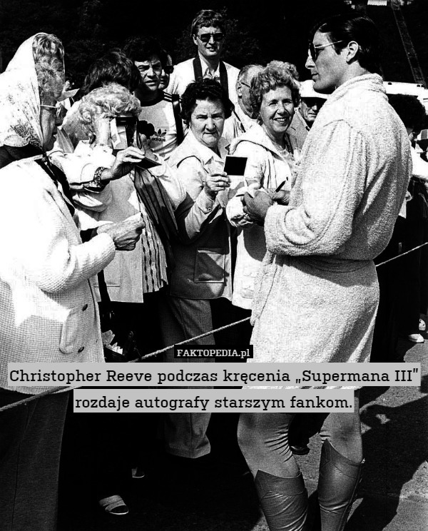 Christopher Reeve podczas kręcenia „Supermana III” rozdaje autografy starszym fankom. 