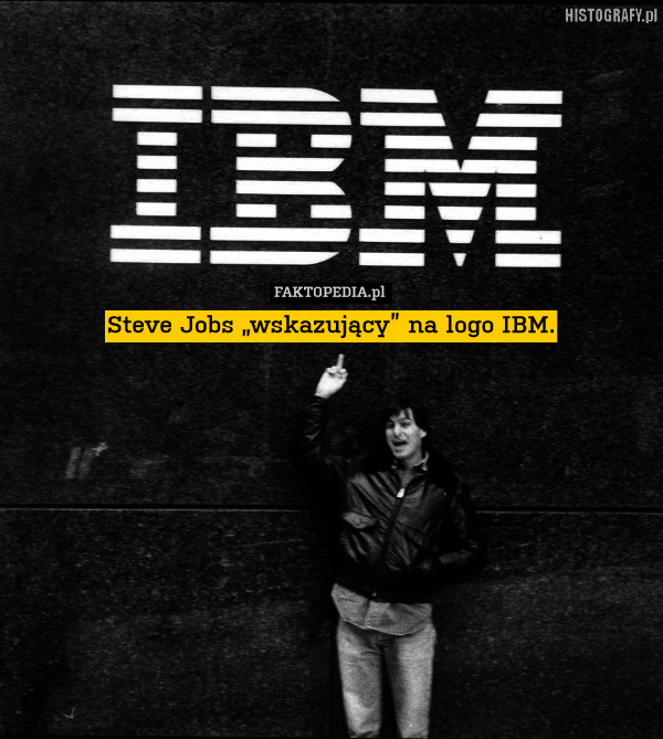 Steve Jobs „wskazujący” na logo IBM. 
