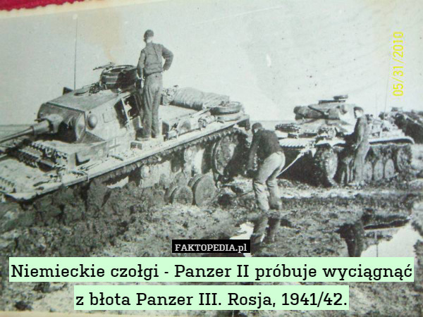 Niemieckie czołgi - Panzer II próbuje wyciągnąć z błota Panzer III. Rosja, 1941/42. 