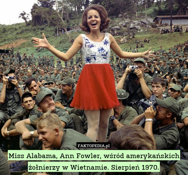 Miss Alabama, Ann Fowler, wśród amerykańskich żołnierzy w Wietnamie. Sierpień 1970. 