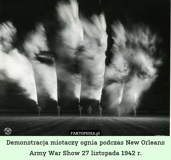 Demonstracja miotaczy ognia podczas New Orleans Army War Show 27 listopada 1942 r. 