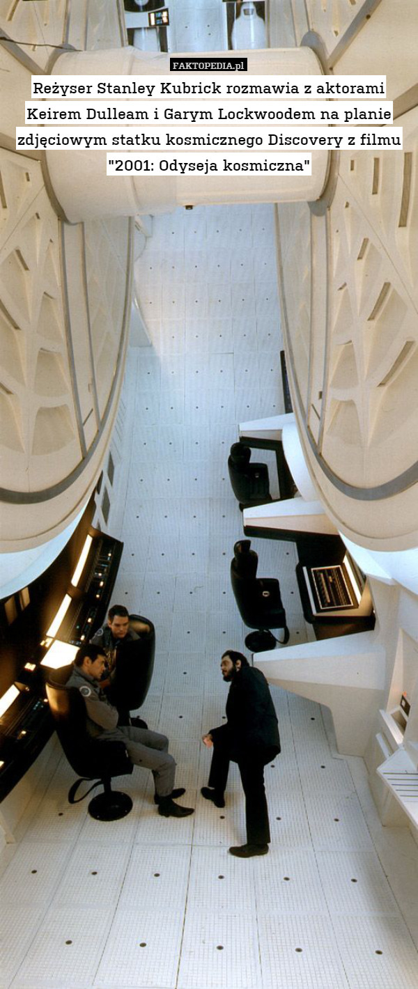 Reżyser Stanley Kubrick rozmawia z aktorami Keirem Dulleam i Garym Lockwoodem na planie zdjęciowym statku kosmicznego Discovery z filmu "2001: Odyseja kosmiczna" 