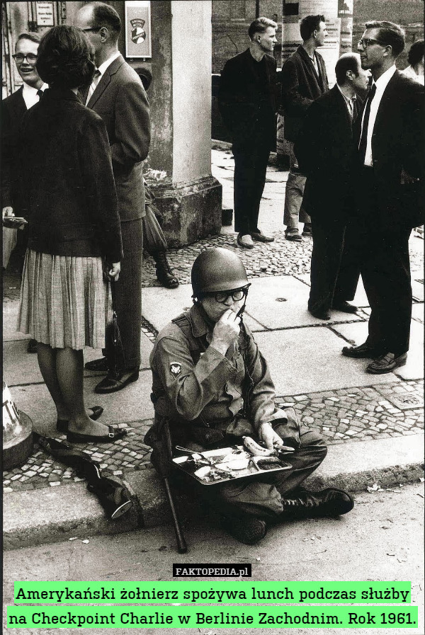 Amerykański żołnierz spożywa lunch podczas służby na Checkpoint Charlie w Berlinie Zachodnim. Rok 1961. 