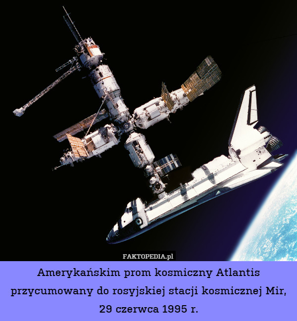 Amerykańskim prom kosmiczny Atlantis przycumowany do rosyjskiej stacji kosmicznej Mir, 29 czerwca 1995 r. 