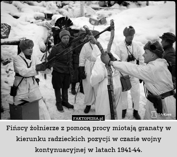 Fińscy żołnierze z pomocą procy miotają granaty w kierunku radzieckich pozycji w czasie wojny kontynuacyjnej w latach 1941-44. 