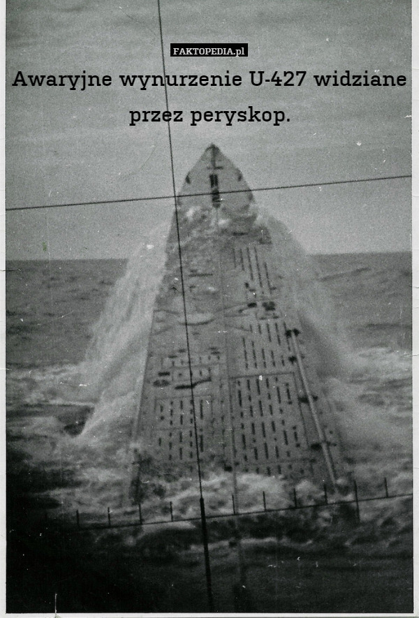 Awaryjne wynurzenie U-427 widziane przez peryskop. 