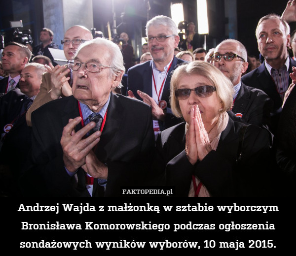 Andrzej Wajda z małżonką w sztabie wyborczym Bronisława Komorowskiego podczas ogłoszenia sondażowych wyników wyborów, 10 maja 2015. 