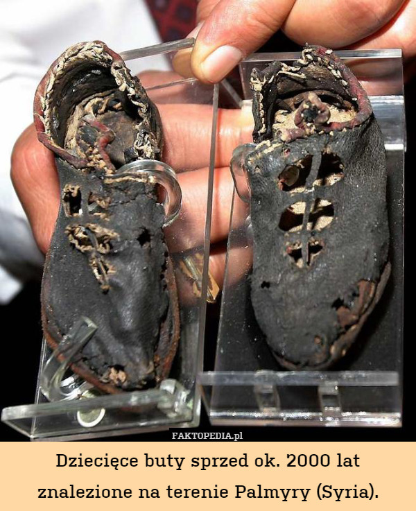 Dziecięce buty sprzed ok. 2000 lat znalezione na terenie Palmyry (Syria). 