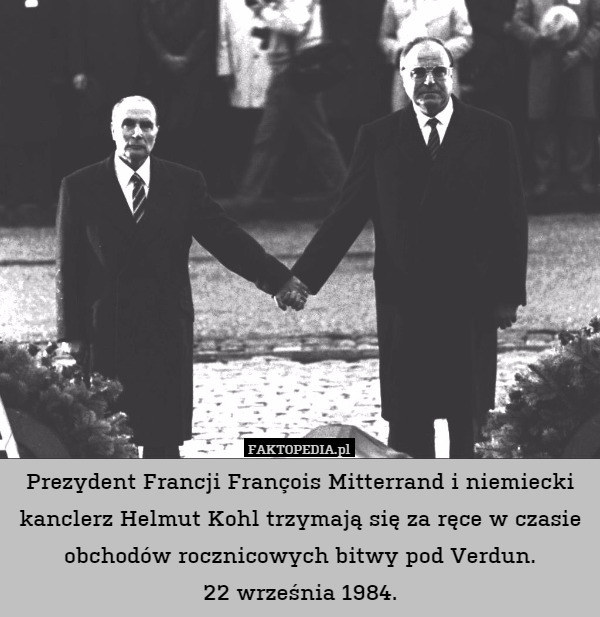 Prezydent Francji François Mitterrand i niemiecki kanclerz Helmut Kohl trzymają się za ręce w czasie obchodów rocznicowych bitwy pod Verdun.
22 września 1984. 