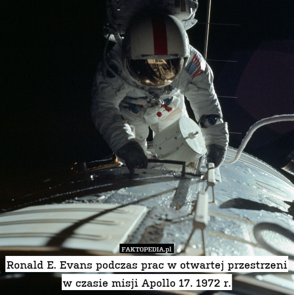 Ronald E. Evans podczas prac w otwartej przestrzeni w czasie misji Apollo 17. 1972 r. 
