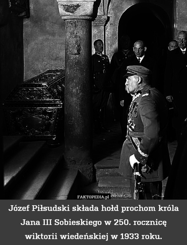 Józef Piłsudski składa hołd prochom króla Jana III Sobieskiego w 250. rocznicę wiktorii wiedeńskiej w 1933 roku. 