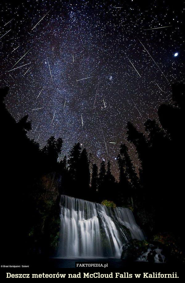 Deszcz meteorów nad McCloud Falls w Kalifornii. 