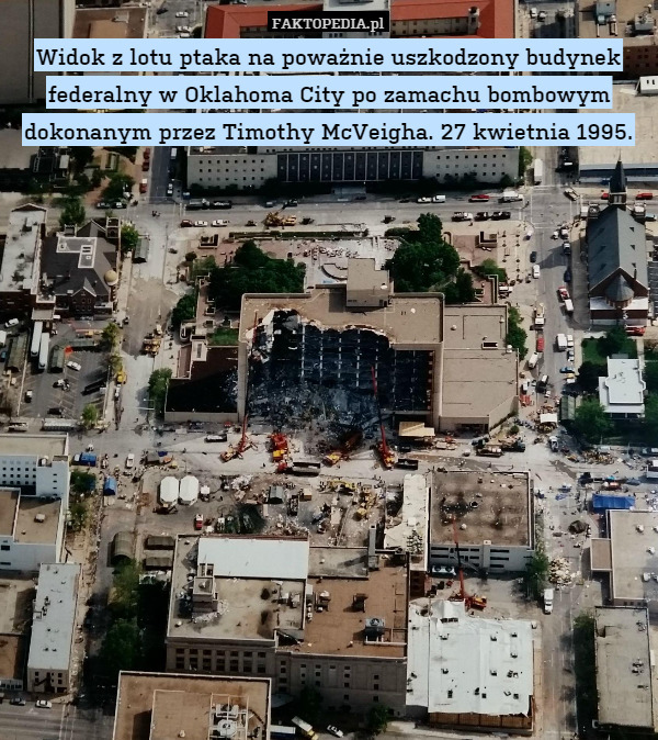 Widok z lotu ptaka na poważnie uszkodzony budynek federalny w Oklahoma City po zamachu bombowym dokonanym przez Timothy McVeigha. 27 kwietnia 1995. 
