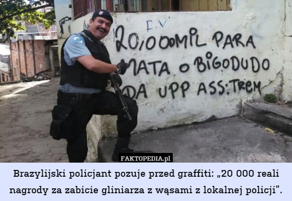 Brazylijski policjant pozuje przed graffiti: „20 000 reali nagrody za zabicie gliniarza z wąsami z lokalnej policji”. 