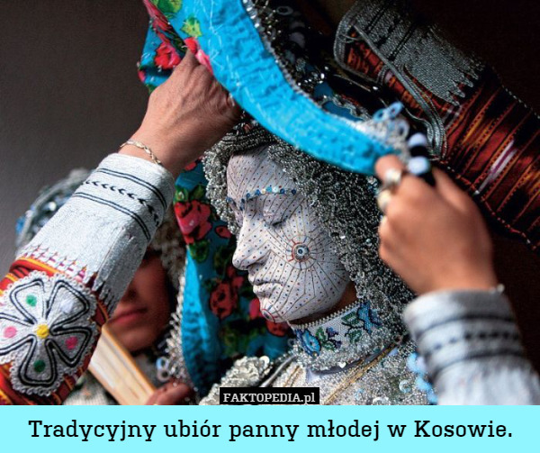 Tradycyjny ubiór panny młodej w Kosowie. 