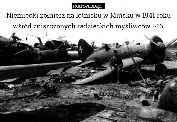 Niemiecki żołnierz na lotnisku w Mińsku w 1941 roku wśród zniszczonych radzieckich myśliwców I-16. 