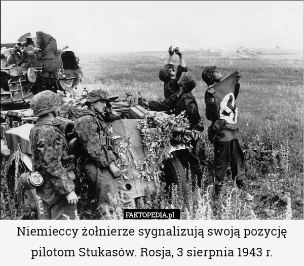 Niemieccy żołnierze sygnalizują swoją pozycję pilotom Stukasów. Rosja, 3 sierpnia 1943 r. 