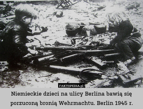 Niemieckie dzieci na ulicy Berlina bawią się porzuconą bronią Wehrmachtu. Berlin 1945 r. 