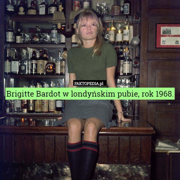Brigitte Bardot w londyńskim pubie, rok 1968. 