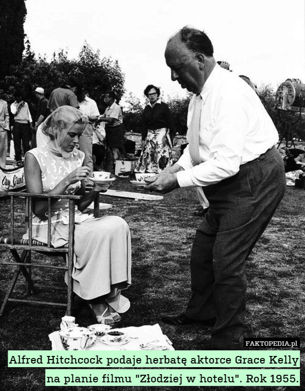 Alfred Hitchcock podaje herbatę aktorce Grace Kelly na planie filmu "Złodziej w hotelu". Rok 1955. 