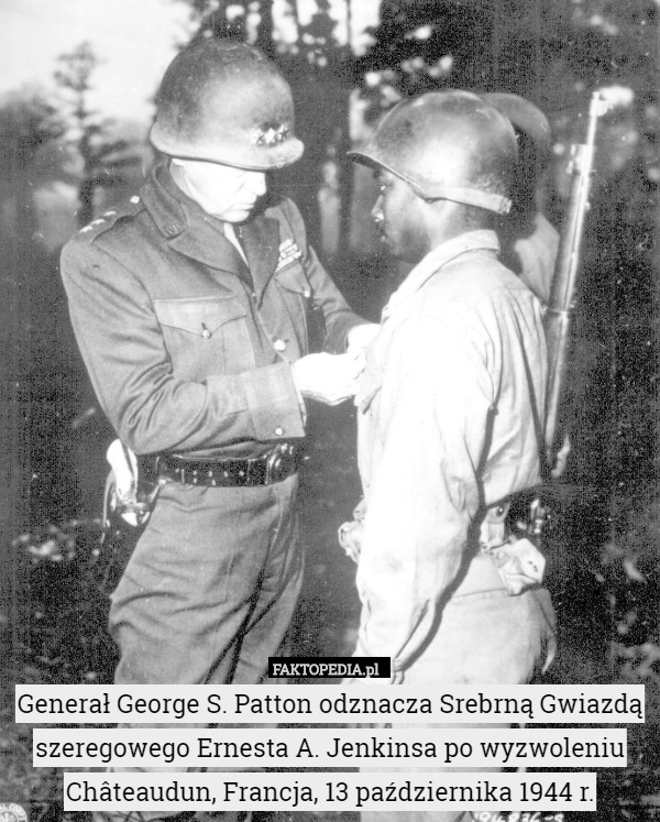 Generał George S. Patton odznacza Srebrną Gwiazdą szeregowego Ernesta A. Jenkinsa po wyzwoleniu Châteaudun, Francja, 13 października 1944 r. 