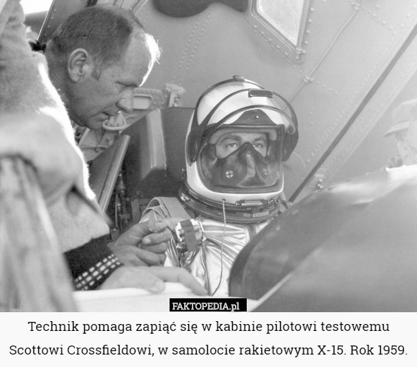 Technik pomaga zapiąć się w kabinie pilotowi testowemu Scottowi Crossfieldowi, w samolocie rakietowym X-15. Rok 1959. 