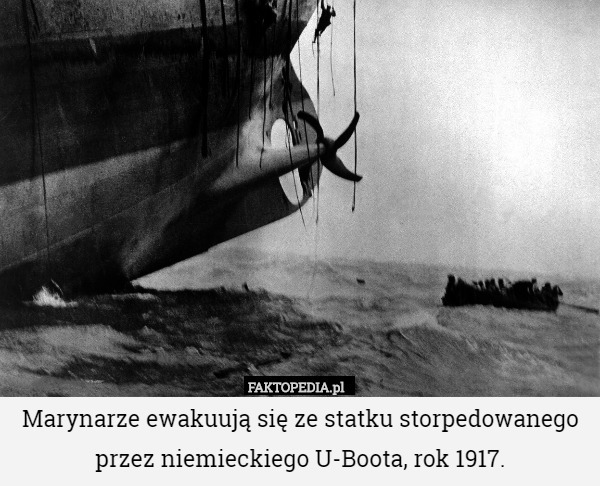 Marynarze ewakuują się ze statku storpedowanego przez niemieckiego U-Boota, rok 1917. 