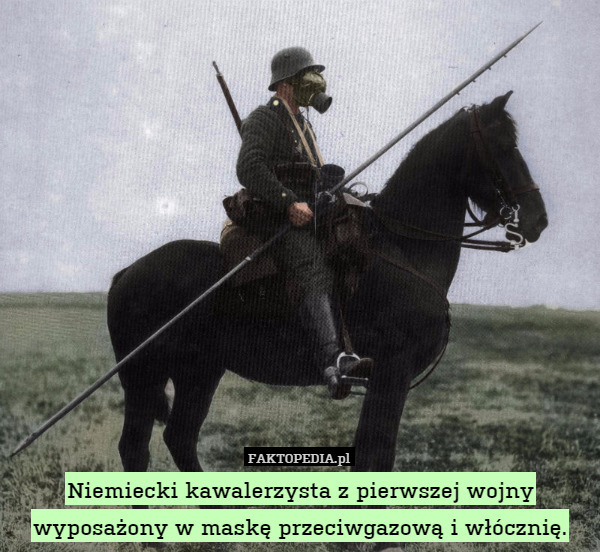 Niemiecki kawalerzysta z pierwszej wojny wyposażony w maskę przeciwgazową i włócznię. 